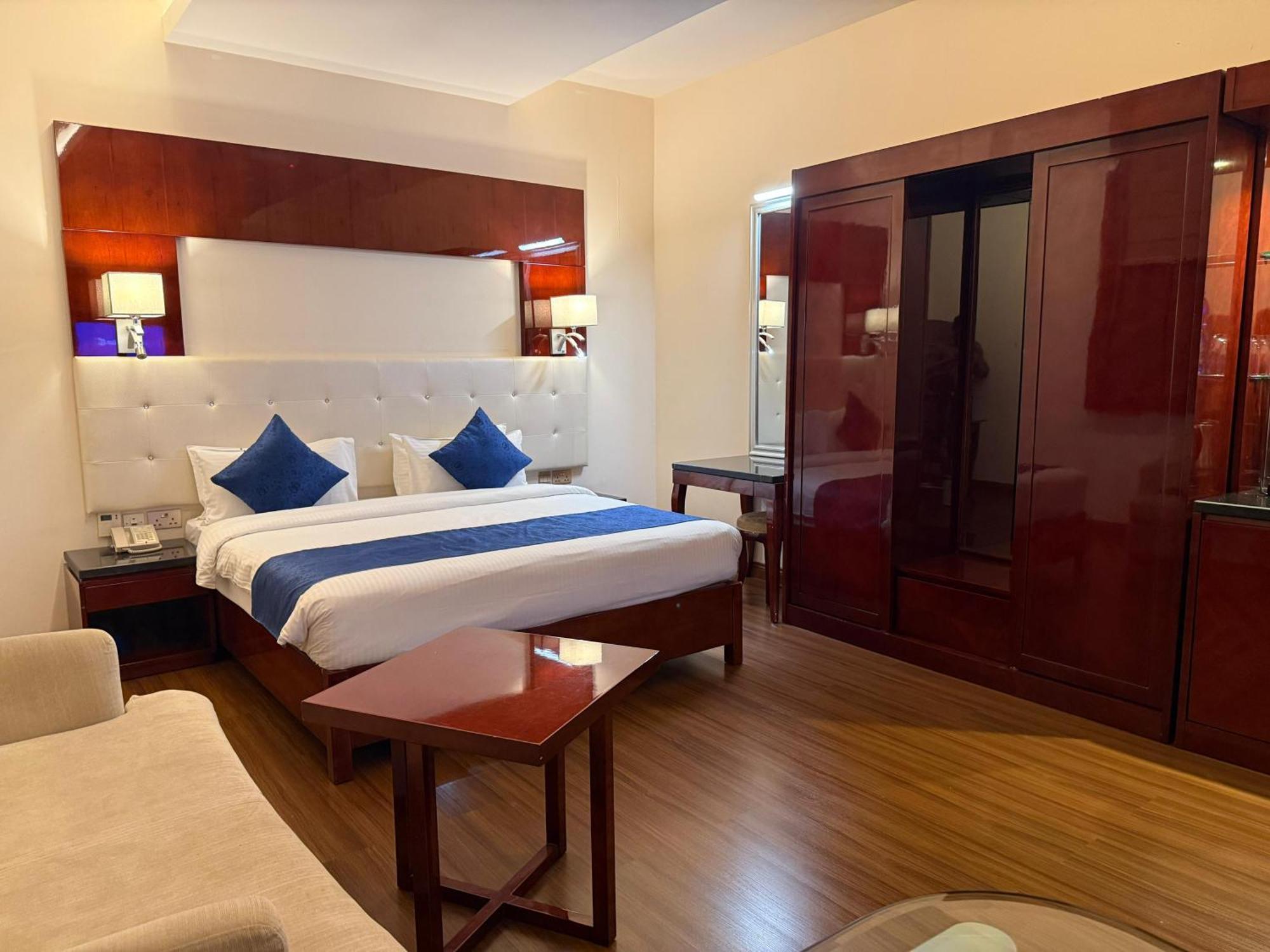 ホテル Golden Tulip Headington マスカット エクステリア 写真